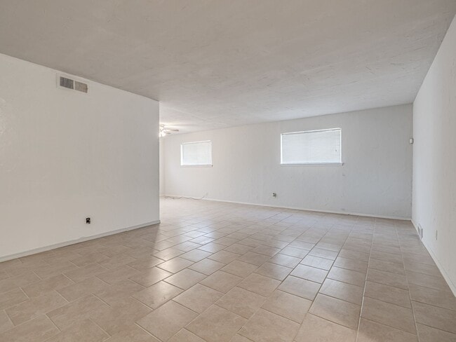 Building Photo - Updated in NE OKC for rent! Minutes to Broadway Extension/235 and Downtown!