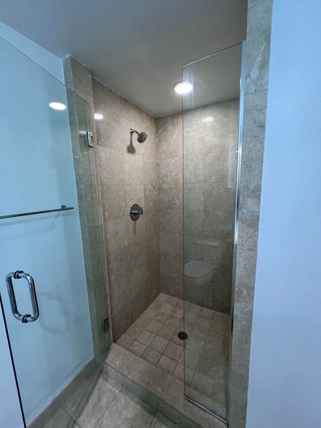 Building Photo - 1331 Brickell Bay Dr