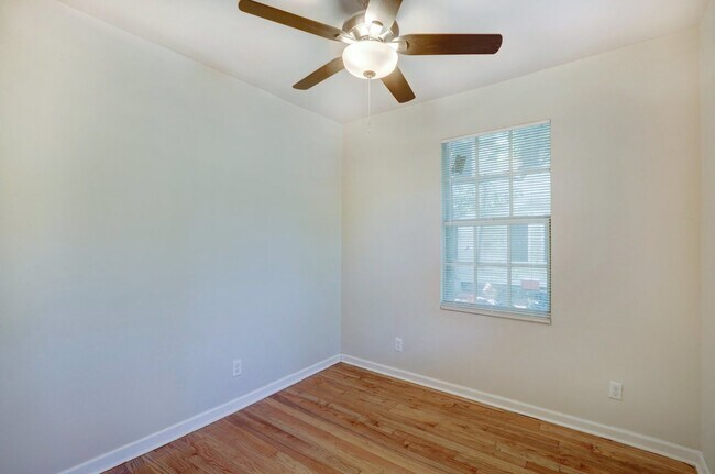 Building Photo - Single family house - within walking dista...