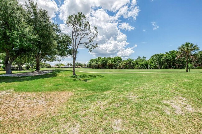 Building Photo - 549 Fallbrook Dr