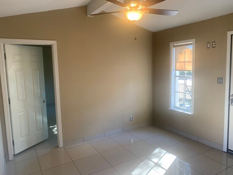 Building Photo - 1116 Lakeshore Dr