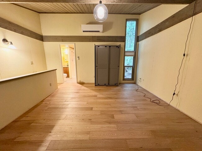 Building Photo - Come live in this quiet corner of Harstine Island!