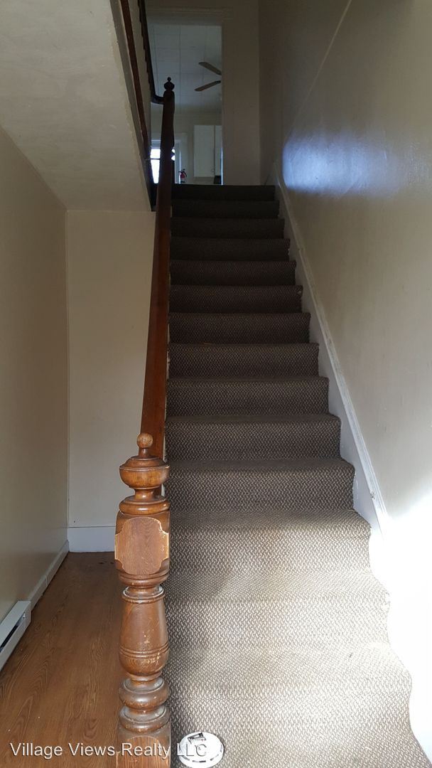 Building Photo - 102 E Brown St