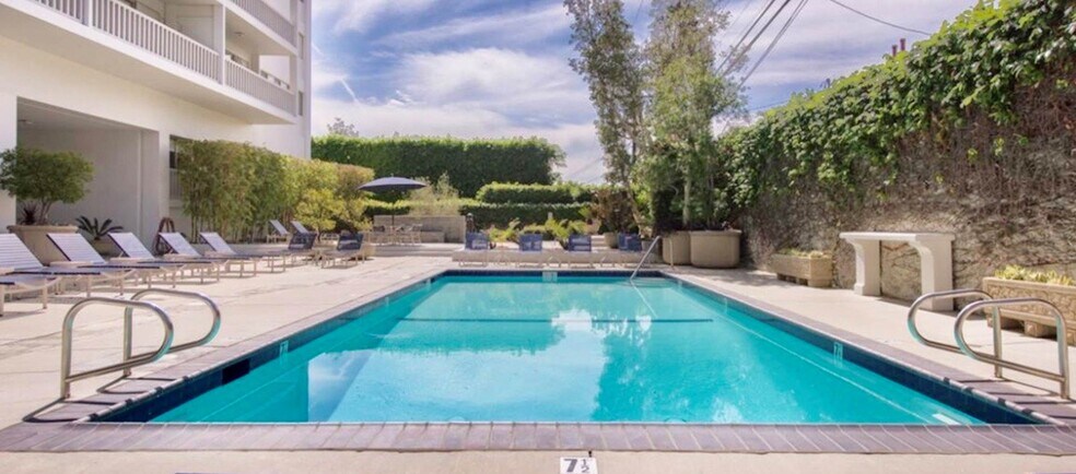 Building Photo - 999 N Doheny Dr