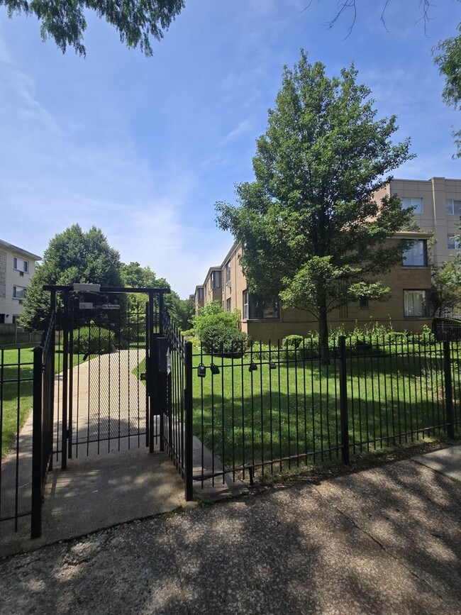 Building Photo - 7328 N Ridge Ave