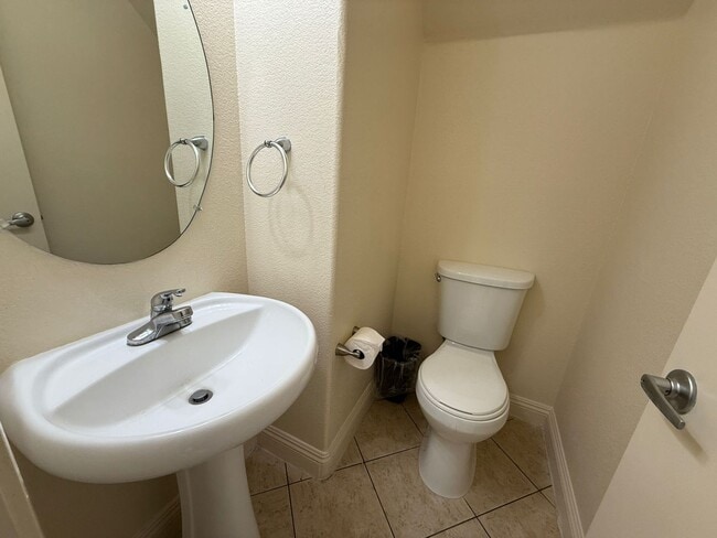 Building Photo - Stylishly Home in Gated Community – Minute...