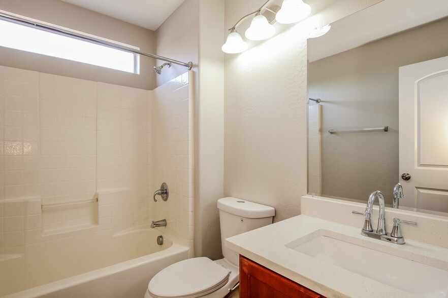 Building Photo - 2652 S 89th Dr