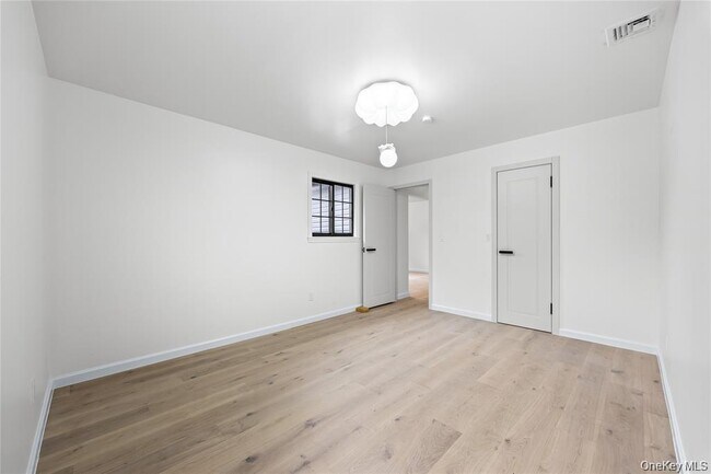 Building Photo - 26 Roseanne Dr