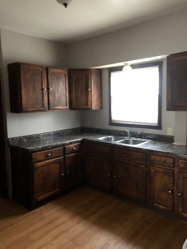 Building Photo - Cozy 3 bedroom house available