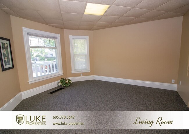 Building Photo - 203 S Summit Ave