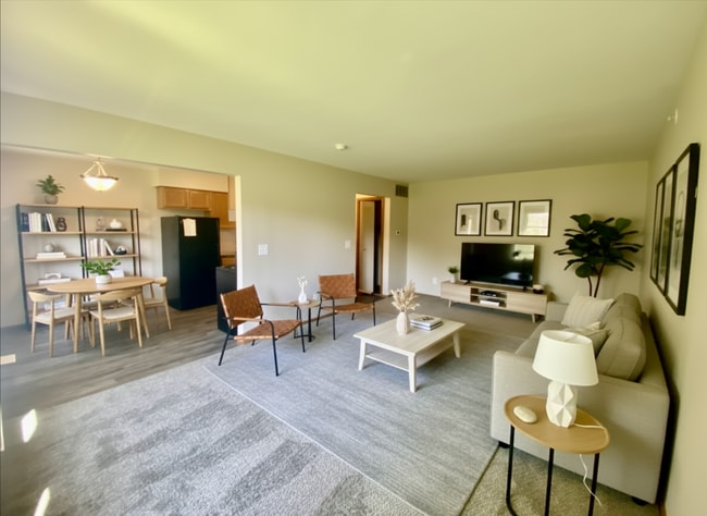 Building Photo - 2 Bedroom/1.5 Bathroom Apartment- First Floor