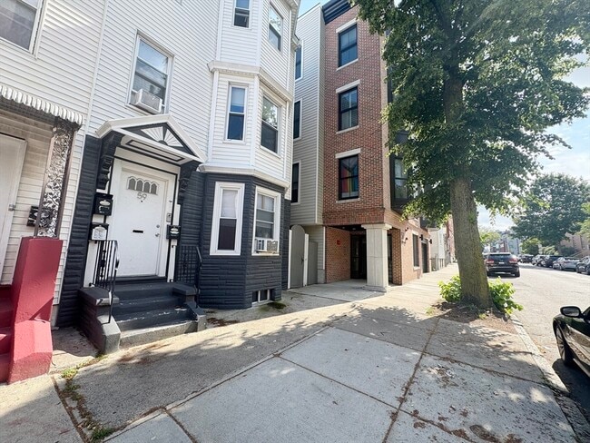 Building Photo - 59 Saratoga St