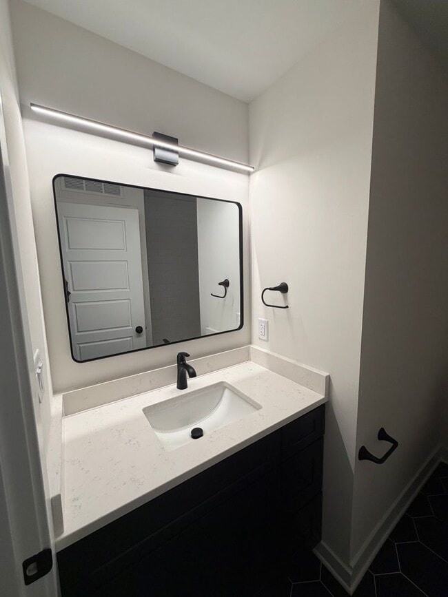 Building Photo - Spacious 2 bedroom Condo Uptown Charlotte  .( 500.00 off if you Move in by April 1, 2026)