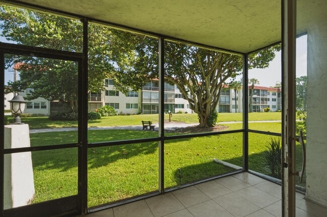 Building Photo - 681 S Hollybrook Dr
