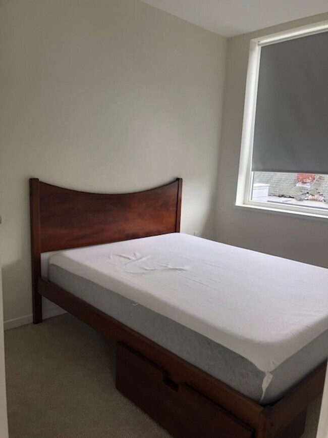 Building Photo - 1BR/1BA Available Now!! Partially Furnished - Great Portland Location!!