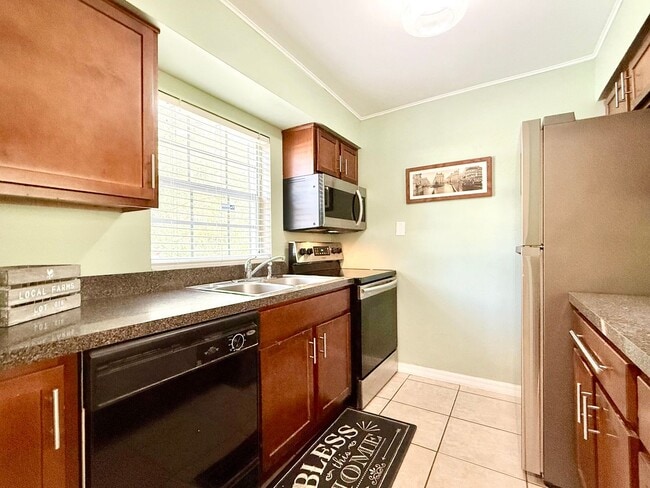 Building Photo - Effortless & comfortable 2Beds/1.5Bath tow...