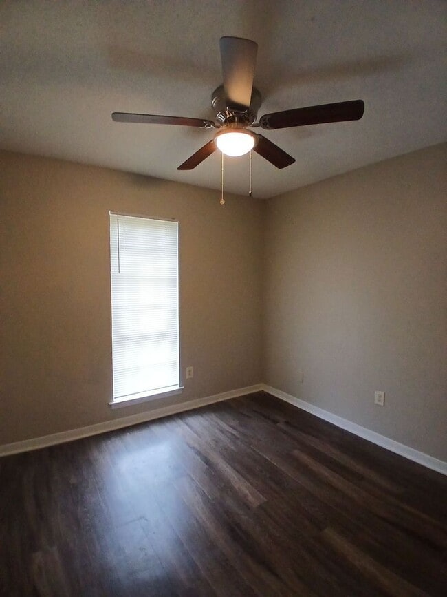 Building Photo - Newly renovated 3-bedroom, 1 bath home - Open To Section 8