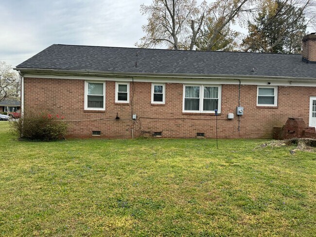 Building Photo - 904 Forestview Dr