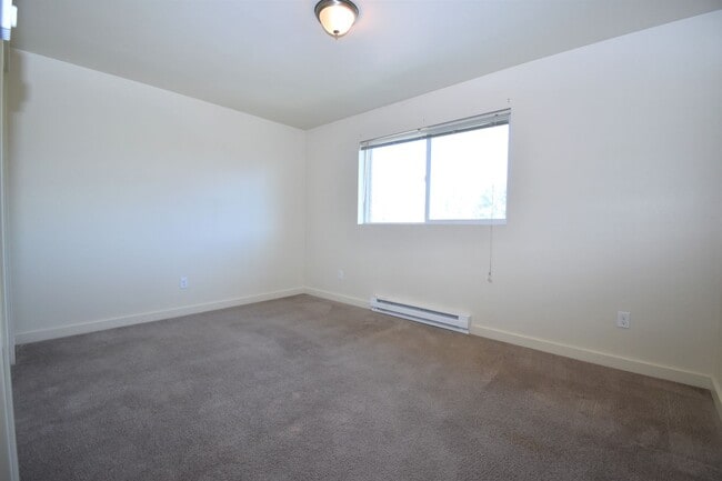 Building Photo - Beautiful 2BR/1Bath Unit.  Centrally Located.  Washer/Dryer in unit!