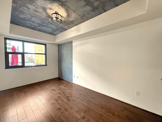 Building Photo - Large and bright 2 bedroom, 2 bathroom con...