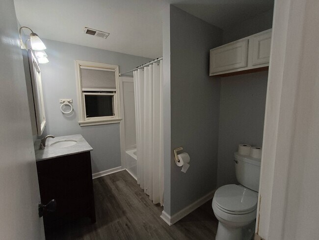 Building Photo - 926 Cedar Dr