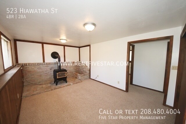Building Photo - 523 Hiawatha St