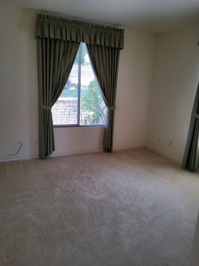 Building Photo - Beautiful house in great neighborhood with...