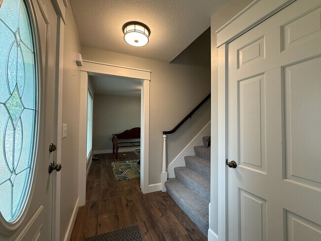 Building Photo - 4 bedroom 2.5 bath near Lake Shawnee