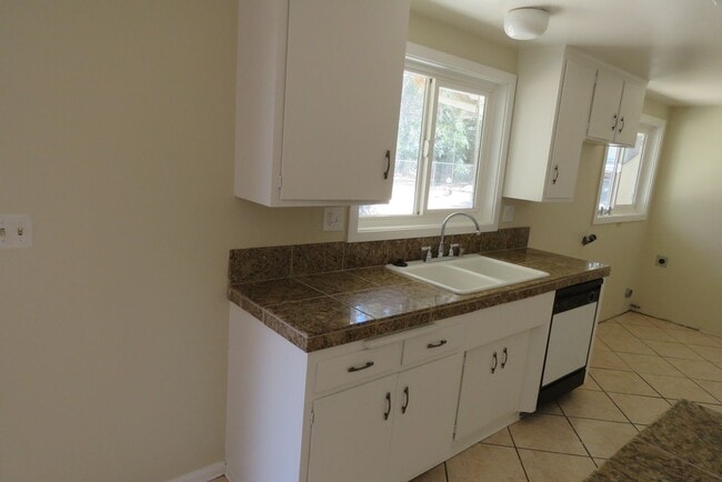 Building Photo - Sweet home in quiet neighborhood!
