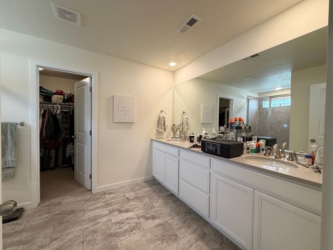 Building Photo - Exquisite Elizabeth Home