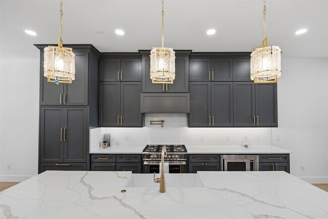 Building Photo - 408 Vista Buena Trl