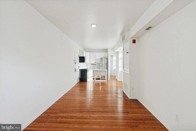 Building Photo - 319 S 10th St