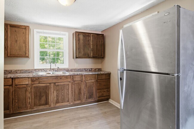 Building Photo - 2 Bed / 1 Bath. Pet Friendly. Off street parking.