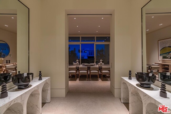 Building Photo - 455 N Palm Dr