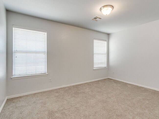 Building Photo - Updated Home + North Edmond + 4 Bedrooms