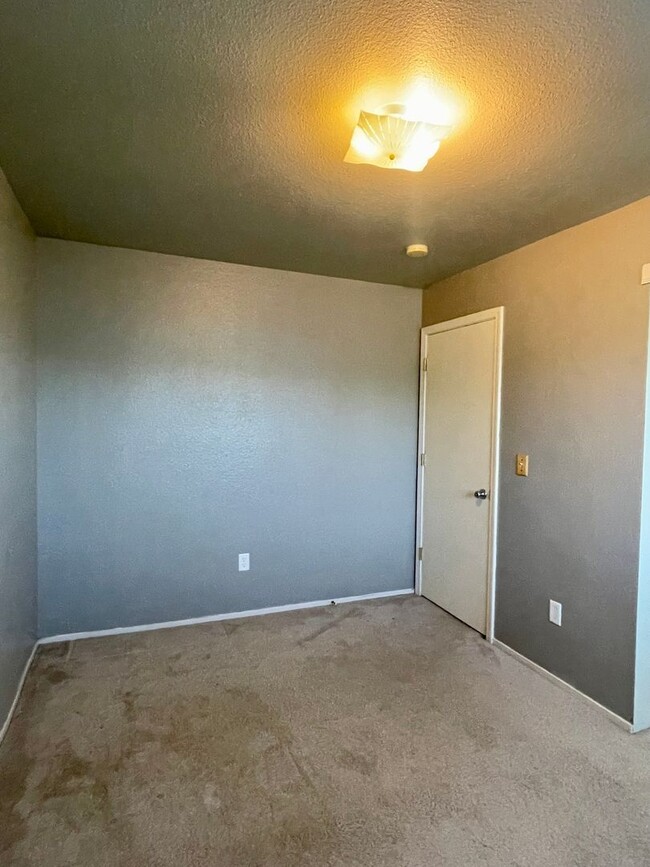 Building Photo - $300 OFF FIRST MONTH RENT!! 4 BED HOUSE LO...