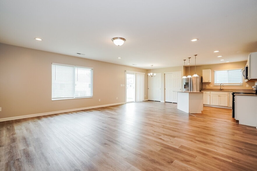Building Photo - 7500 Willow Leaf Dr