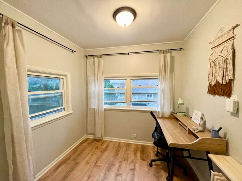 Sunroom/office - 224 N Austin Blvd