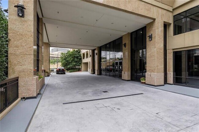 Building Photo - 3481 Lakeside Dr NE