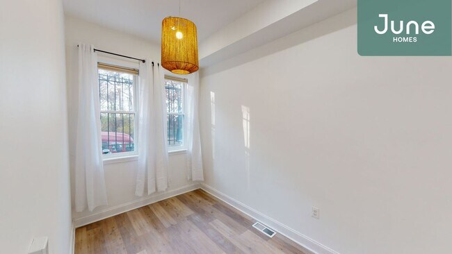 Primary Photo - ROOM ONLY in 5-bed/3.5-bath Home