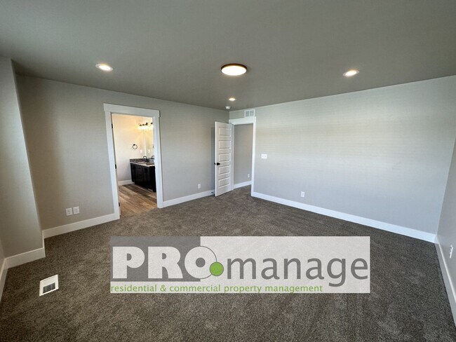 Building Photo - 3 Bed, 2.5 Bath Townhome w/ 2-Car Garage - NEAR NEW - Ammon