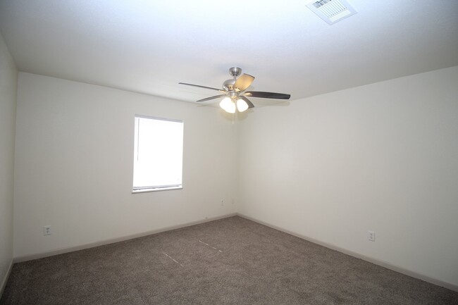 Building Photo - 2-Bedroom Apartment in Prime Pace Location...