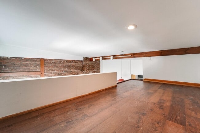 Building Photo - 1093 Summit Ave