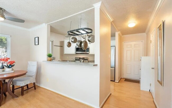 Building Photo - 7525 Charmant Dr