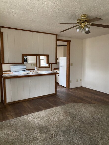 Building Photo - 1021 S 4th St