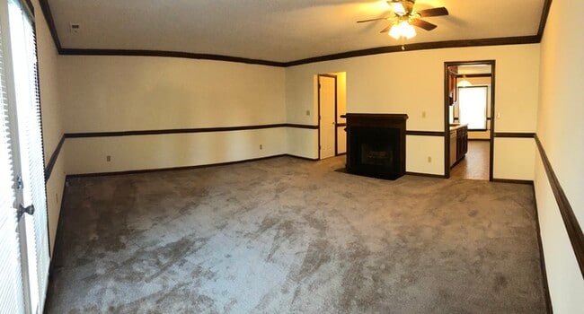 Building Photo - Spacious Townhome in a Central Location!