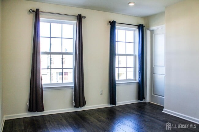 Building Photo - 601 Charleston Dr