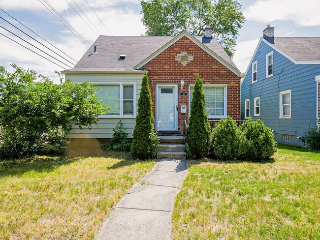 Building Photo - Charming Royal Oak Bungalow Near Downtown!