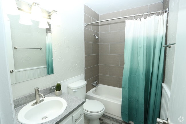 1BR 1BA- Bathroom - Courtyards on the Park