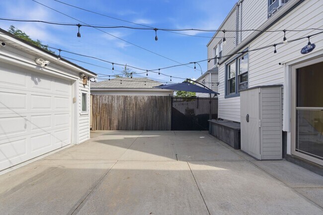 Building Photo - Fully Furnished Family Home in Glendale, NY